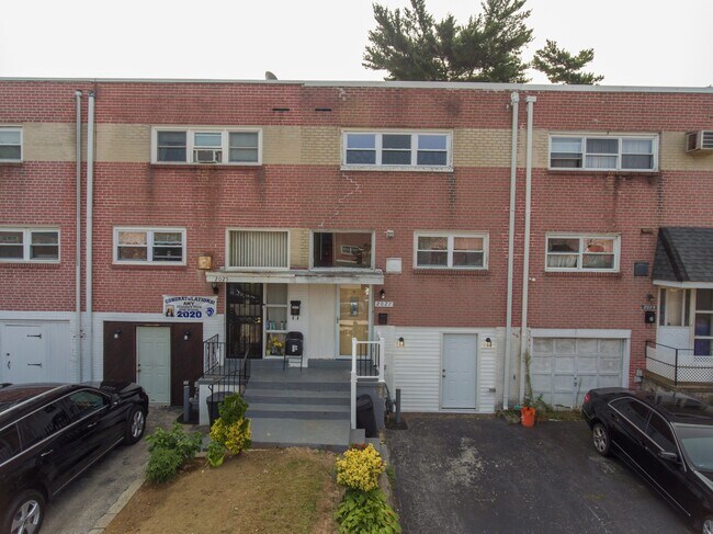 Building Photo - 2027 Ravenwood Rd