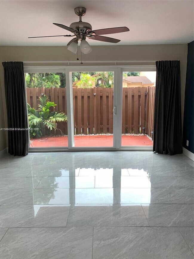 Foto del edificio - 7063 W Sunrise Blvd