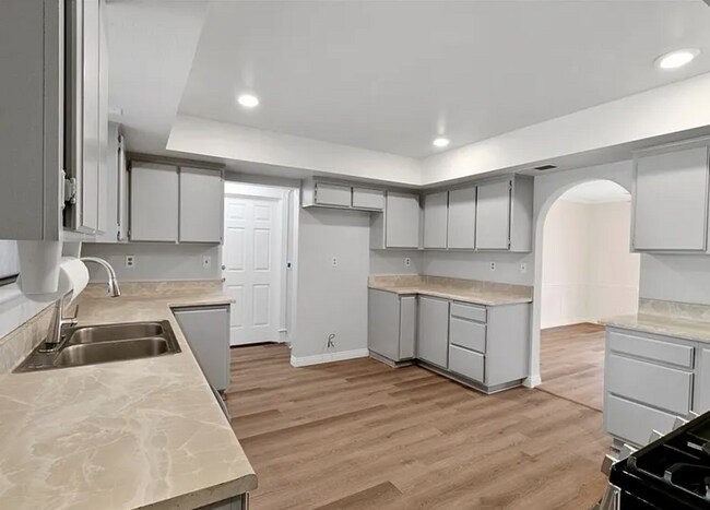 Foto del edificio - Spacious living, large yard, off street parking.  Available 11/5 Move In