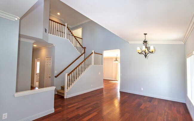 Foto del edificio - Spacious 6 Bedroom Home With Huge Backyard!