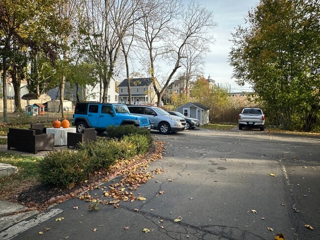 Building Photo - 63 Elm St