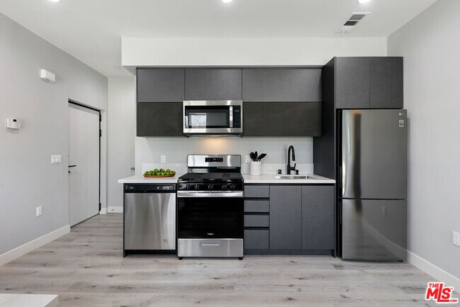 Foto del edificio - 15106 Roxford St