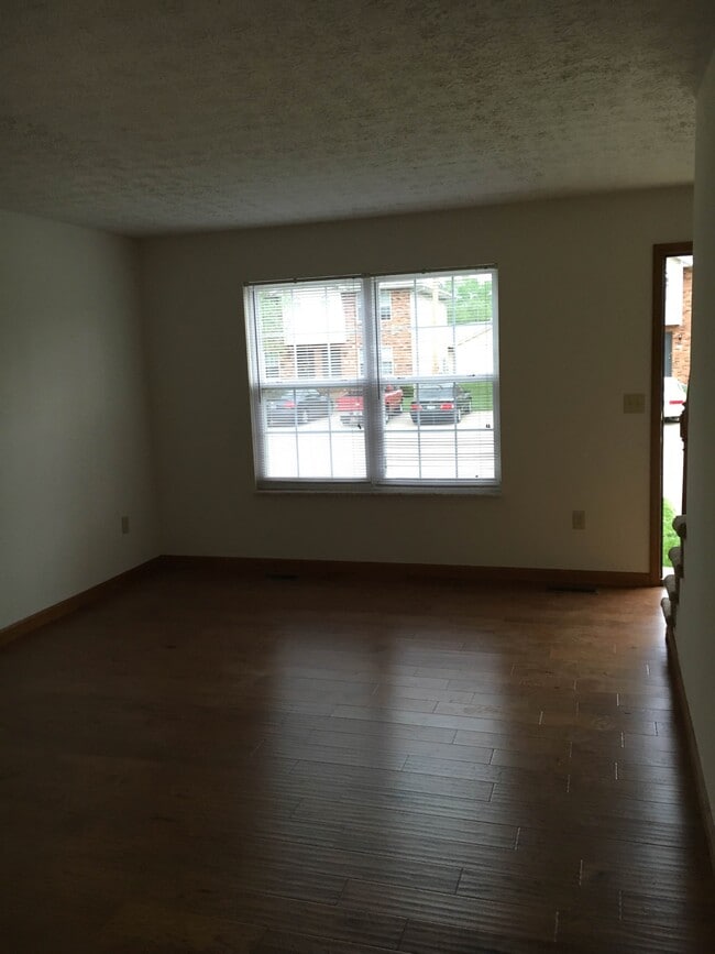 Building Photo - 16 Peartree Ln