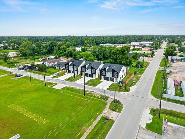 Building Photo - 8449 Furray Rd