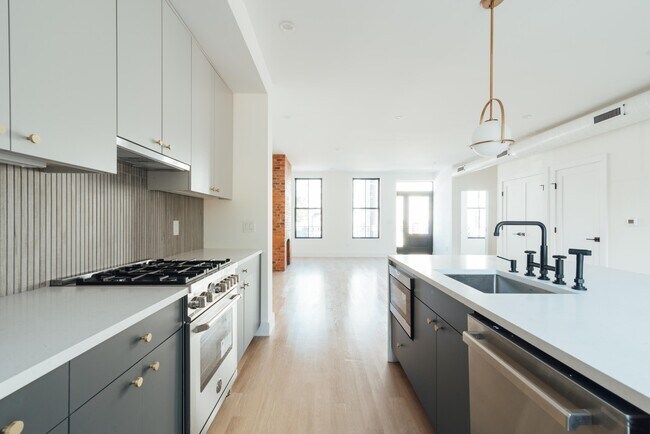 Building Photo - 330 Whiton St