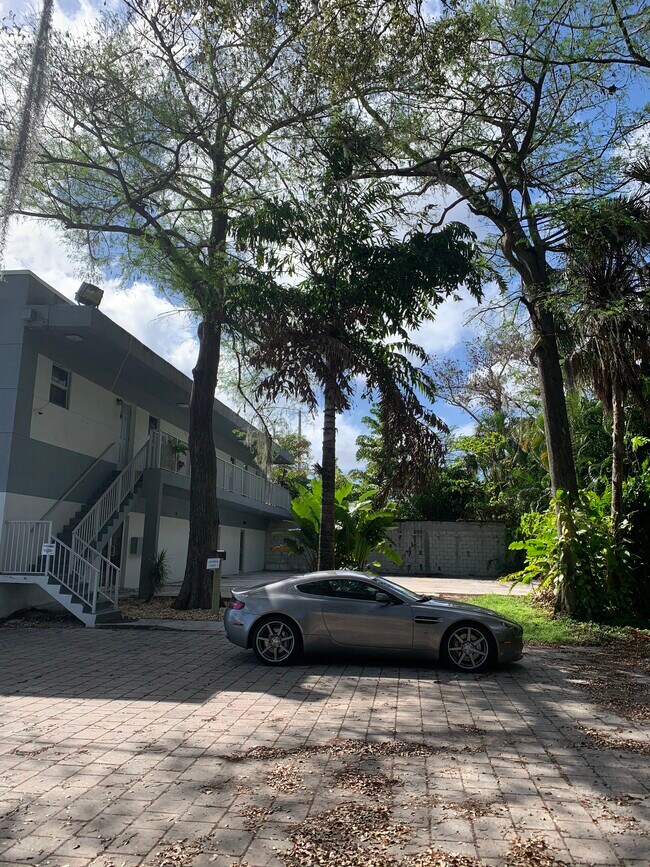 Unidad privada rodeada de frondosos árboles. - 3225 N Andrews Ave