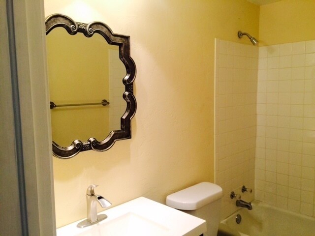 Building Photo - Charming home, just a few miles from Downt...