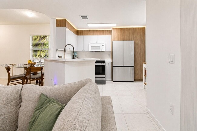 Building Photo - 8940 NE 8th Ave