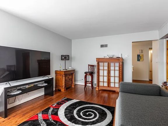 Foto del edificio - 9056 Lamon Ave