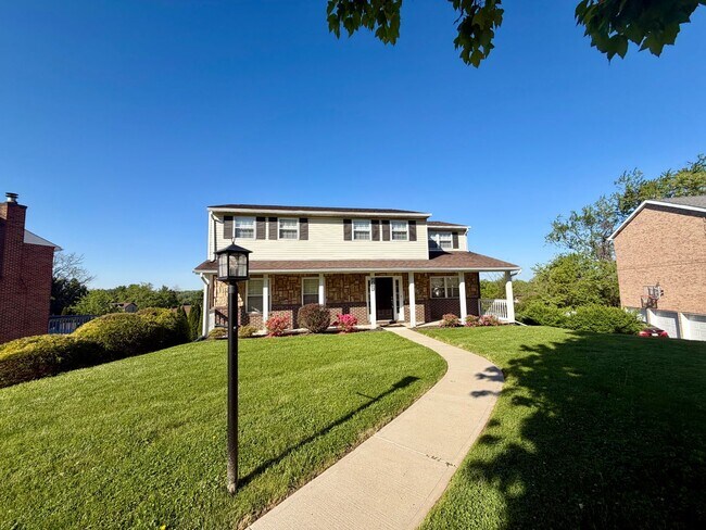 Foto del edificio - Modern Comforts Await: Spacious Rental with 2-Car Garage, Private Office, and Finished Basement w...