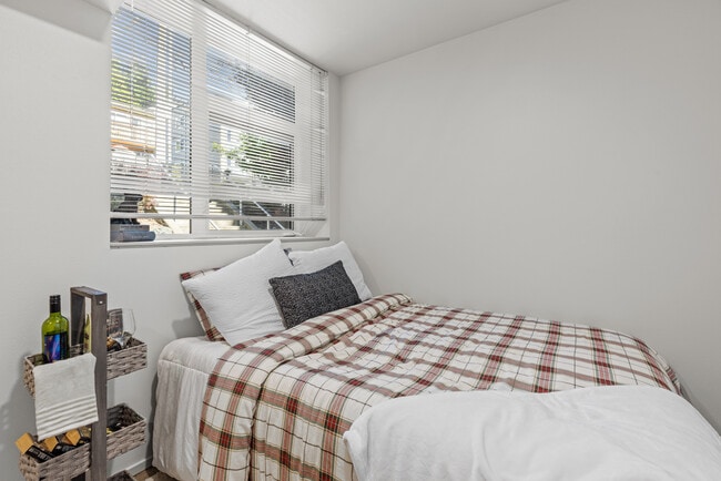 Building Photo - Discover Horizon Phinney!