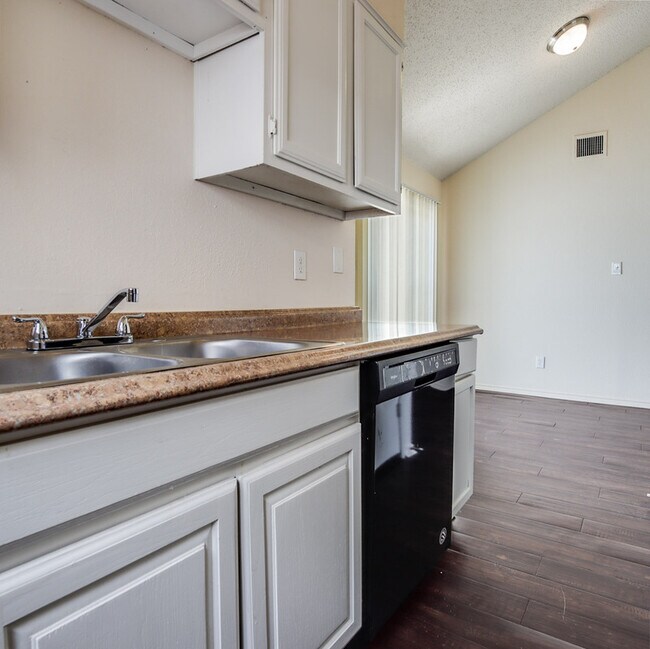 Building Photo - 1612 Hunterwood Dr