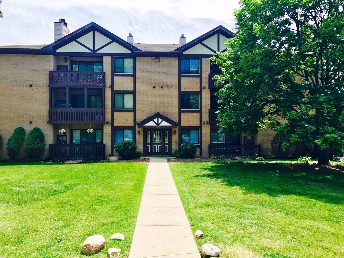 Front of Building - 6015 Lakeside Pl