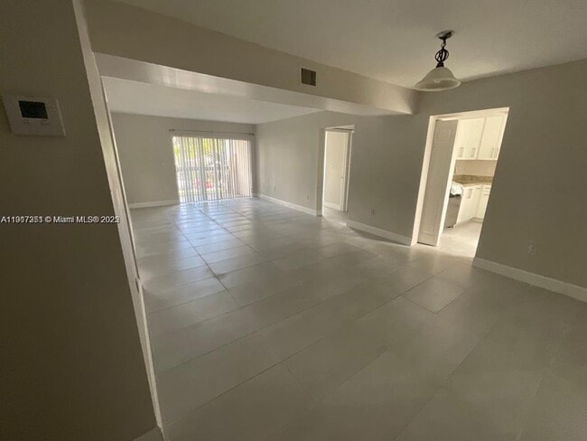 Foto del edificio - 731 N Pine Island Rd