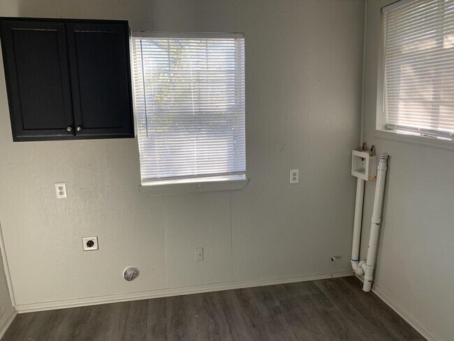 Building Photo - 3633 Mistletoe Ave