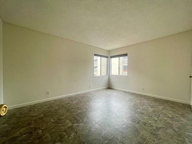 Building Photo - Specious 2 Bedrooms 1 Bathroom with Parking!
