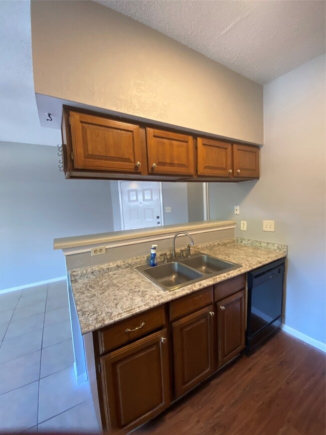 Building Photo - 10855 Meadowglen Ln