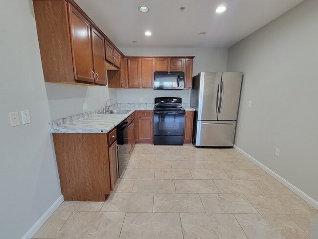 Foto del edificio - 70 Oak St Ext