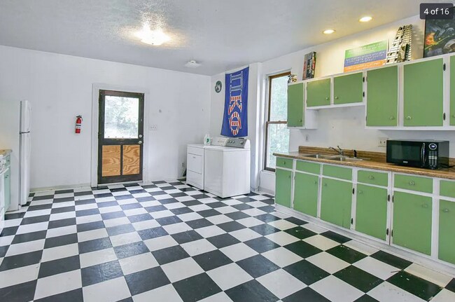Building Photo - 1024 W 7th St