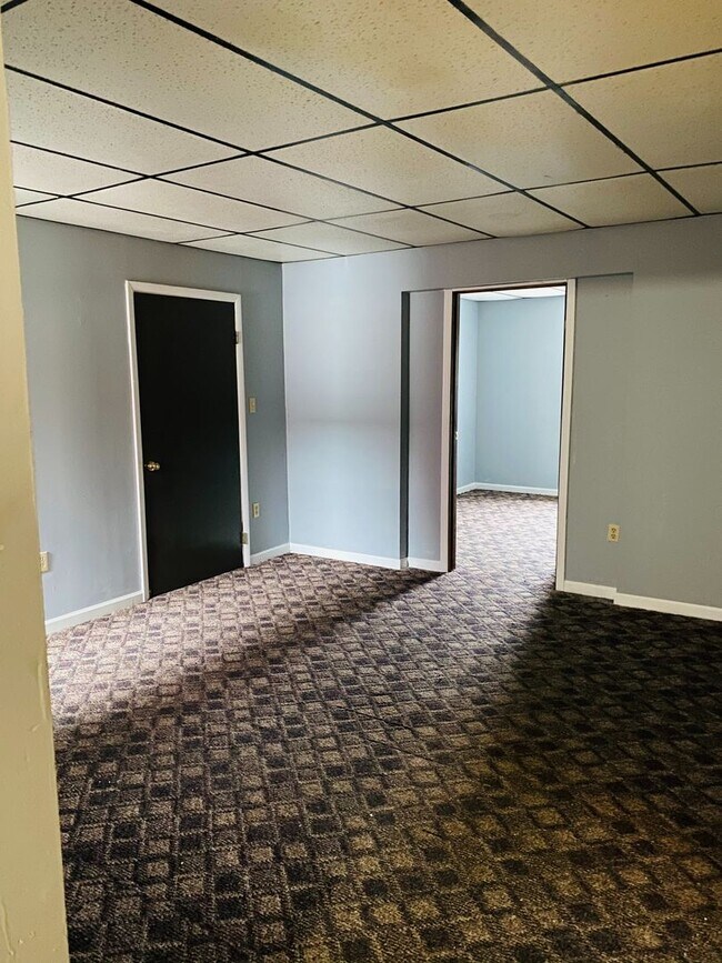 Building Photo - 1st floor 1 bedroom apartment everything b...