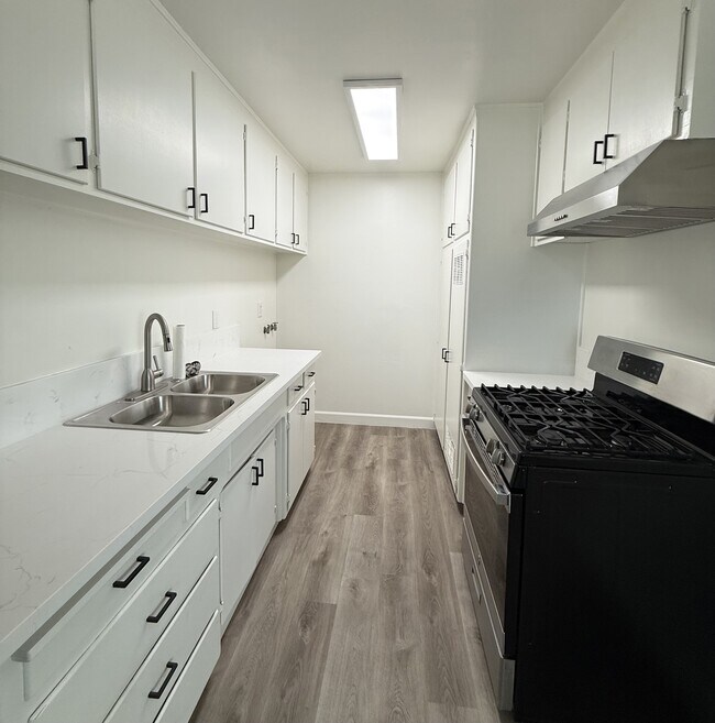 Building Photo - 4555 Davis Ave