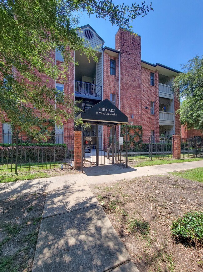 Building Photo - 4041 Drake St