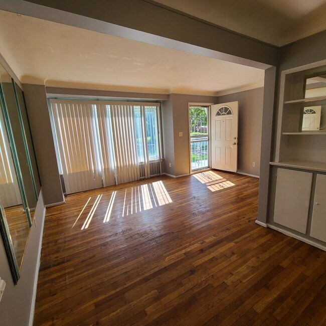 Building Photo - 4 Bedroom Home For LEase Section 8 Welcome