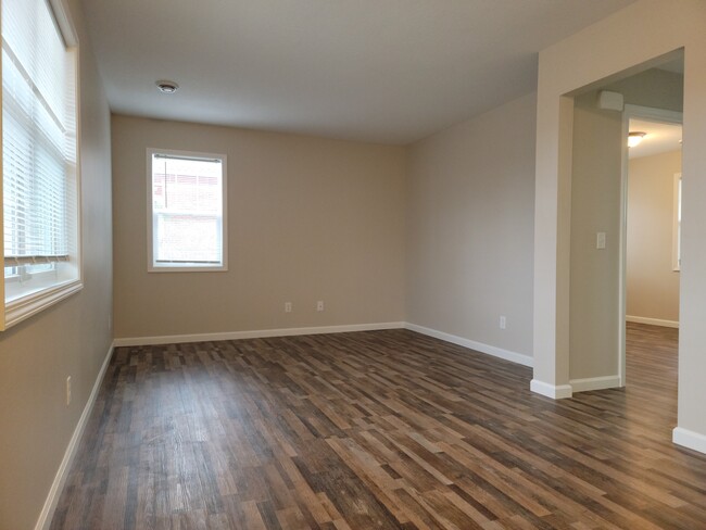 Family room - 308 Lewis St S