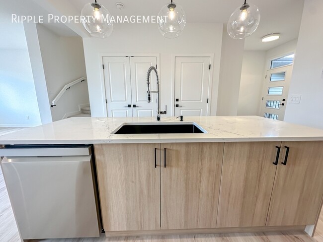 Photo du bâtiment - 50% OFF YOUR FIRST MONTHS RENT! FANTASTIC ...