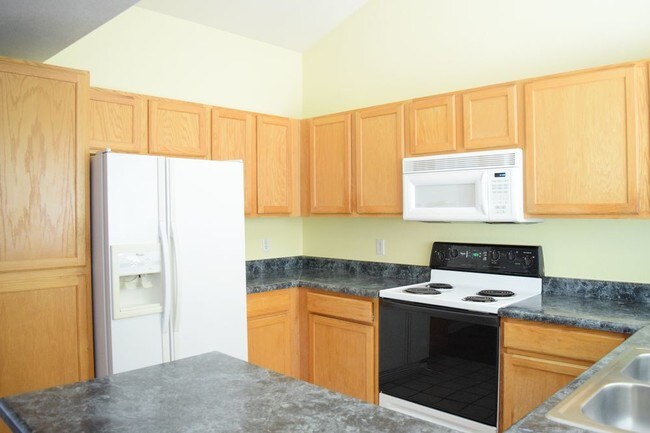 Building Photo - Great 1 bedroom condo with garage