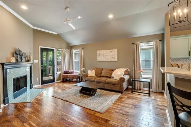 Foto del edificio - 403 Rosedale Blvd