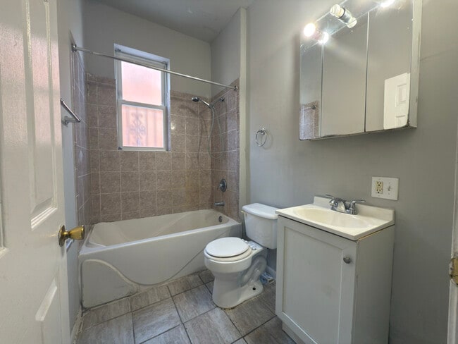 Building Photo - 5116 S Prairie Ave