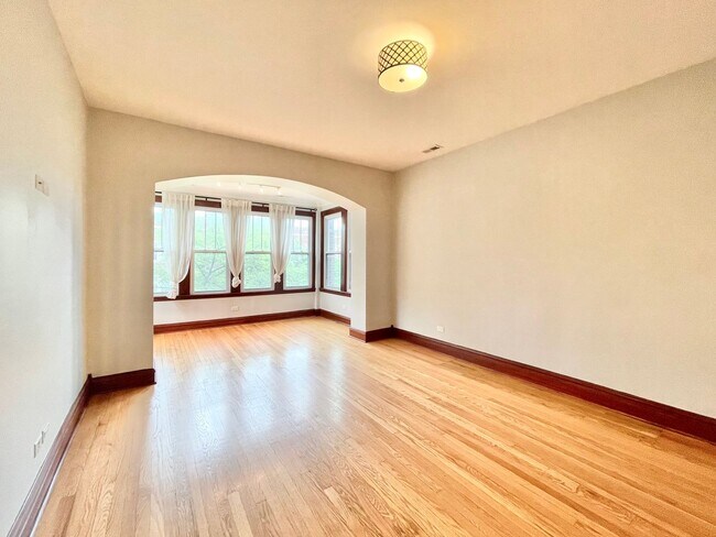 Foto del edificio - 2652 N Harding Ave