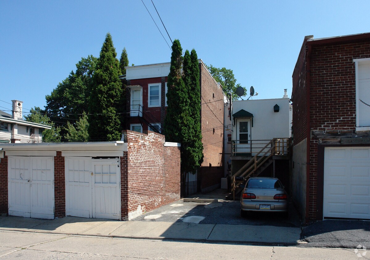 Building Photo - 417-421 W Walnut St