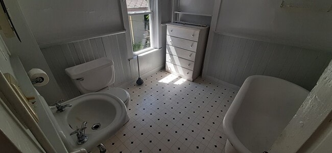 Building Photo - 121 Columbia St