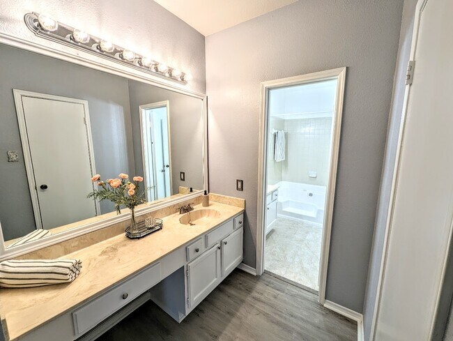 Foto del edificio - 17641 Red Oak Dr
