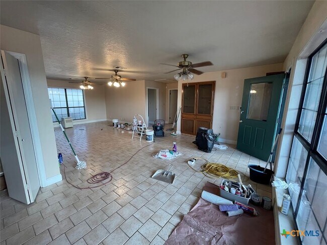 Building Photo - 406 Flintstone Dr