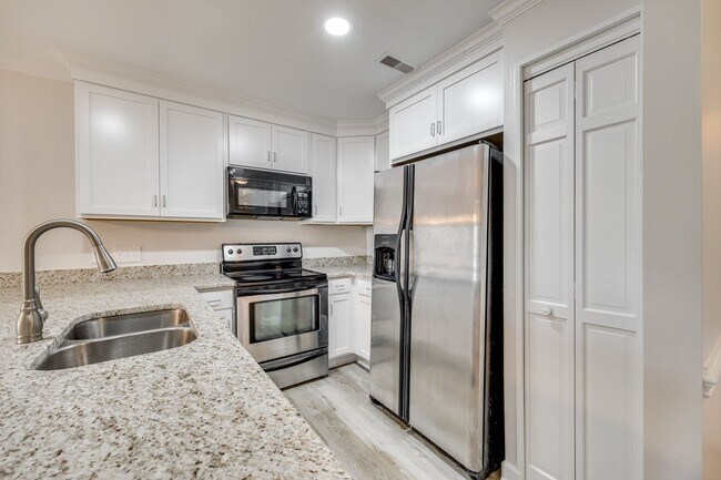 Foto del edificio - Charming 2 bed 2 bath condo with great wat...