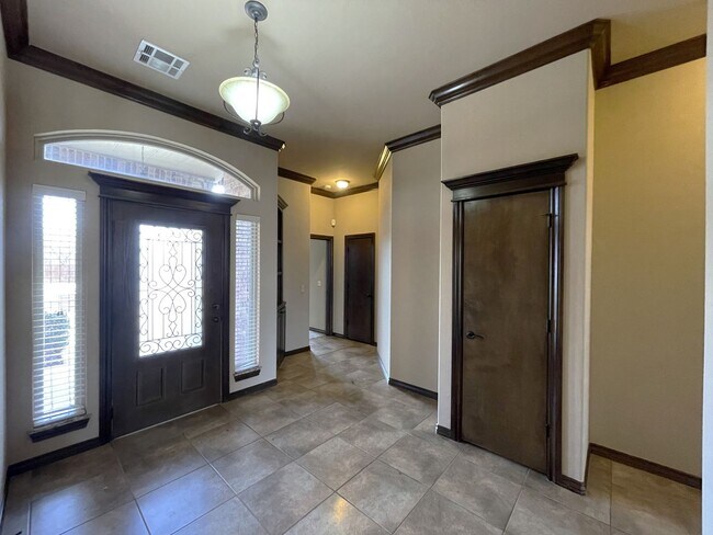 Foto del edificio - Gorgeous Custom Home with 3 Car Garage and...