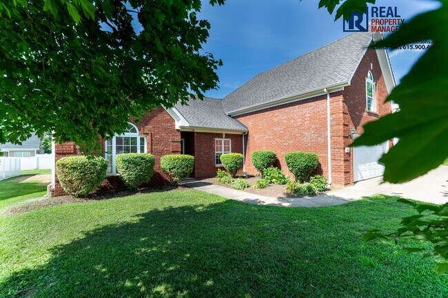 Foto del edificio - Amazing 4 bedroom home with attached garage!