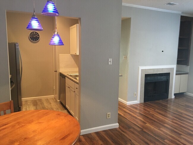 Foto del edificio - UT PRE LEASE: Updated 2 BR / 2 BA West Cam...