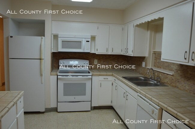 Building Photo - 2386 Granada Cir W
