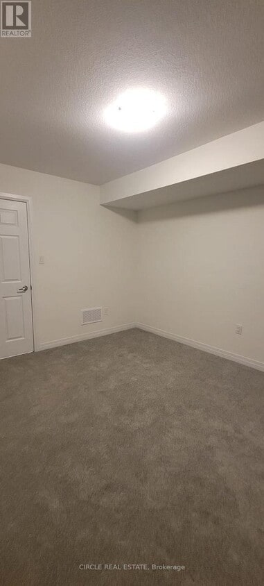 Primary Photo - 21 Lilac Ln