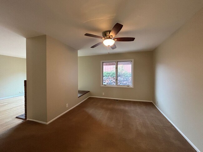Foto del edificio - Large 3 bedroom, 2.5 bath townhome with 2-car garage!
