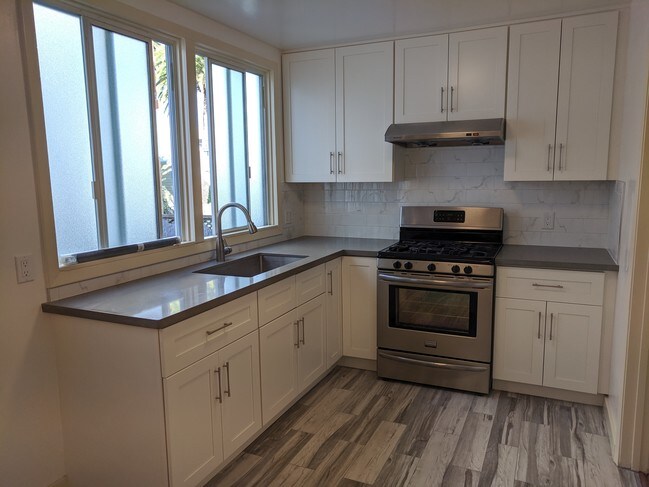 Cocina recientemente remodelada con gabinetes nuevos - 1303 Baker St