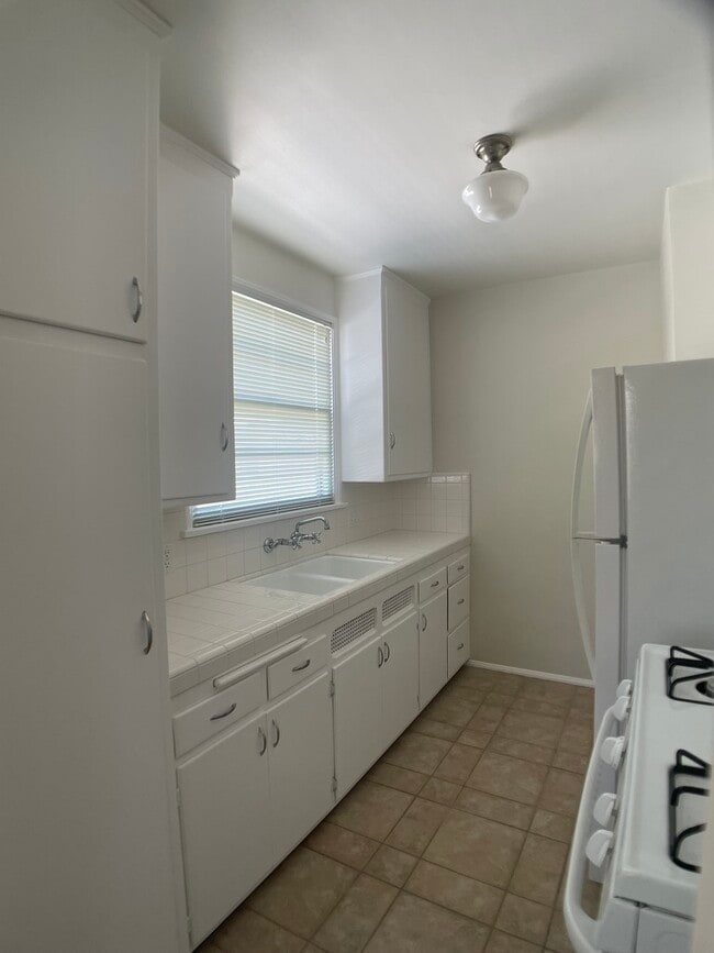 Kitchen - 1008 Euclid St