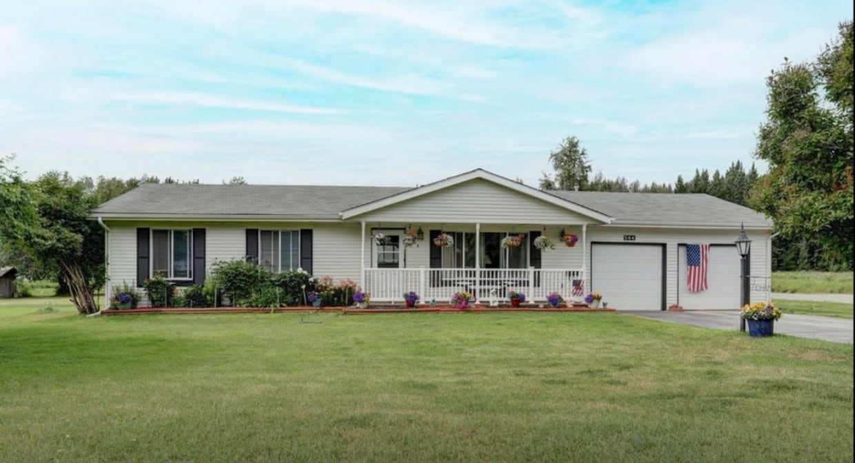Primary Photo - Well cared for 3 bedroom/ 2 bathroom Ranch...