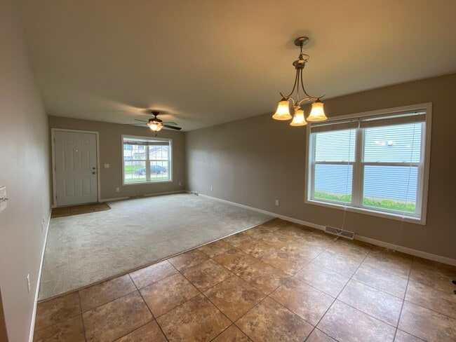 Building Photo - 1427 Springbrook Dr