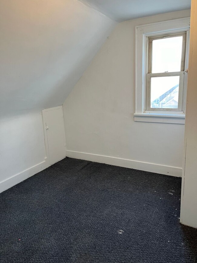 Building Photo - Four Bedroom - One Bath Home