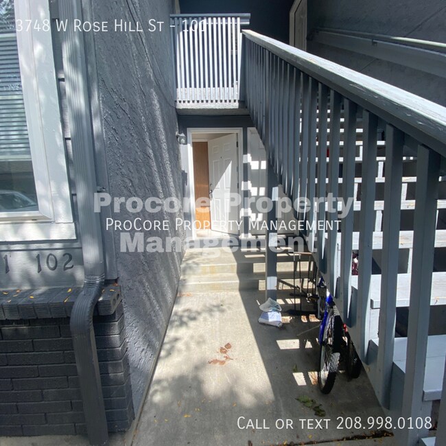 Building Photo - Update 2 Bd and 1 Bath Unit with Large liv...